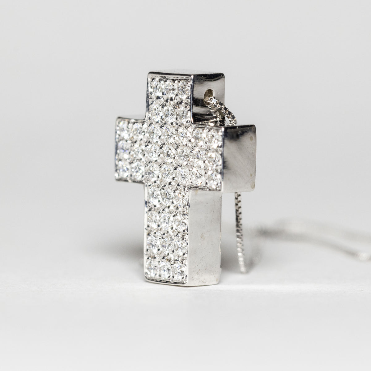 Collana con Croce in oro Bianco 18KT con diamanti rotondo brillanti