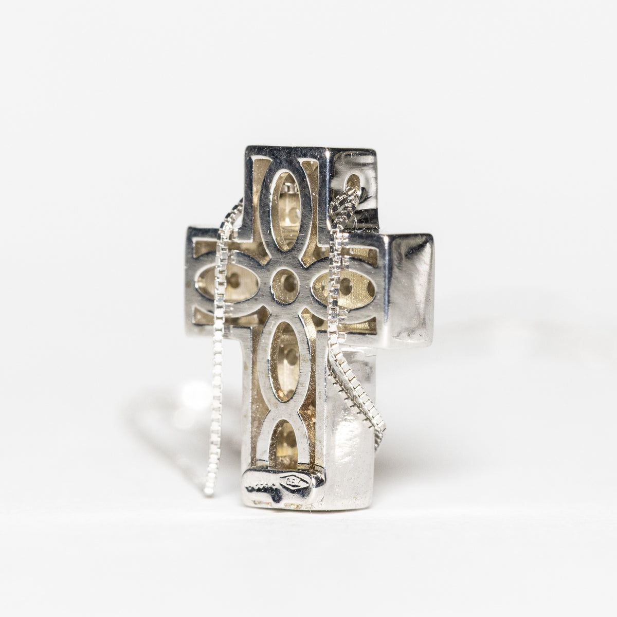 Collana con Croce in oro Bianco 18KT con diamanti rotondo brillanti