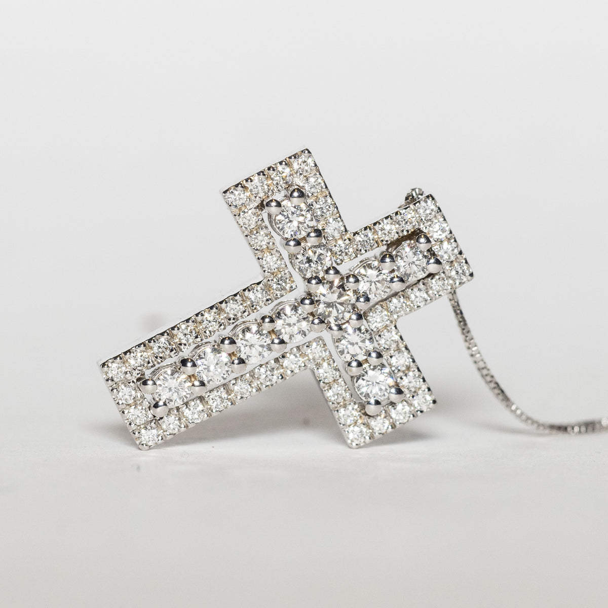 Collana con Croce in oro Bianco 18KT con diamanti rotondo brillanti