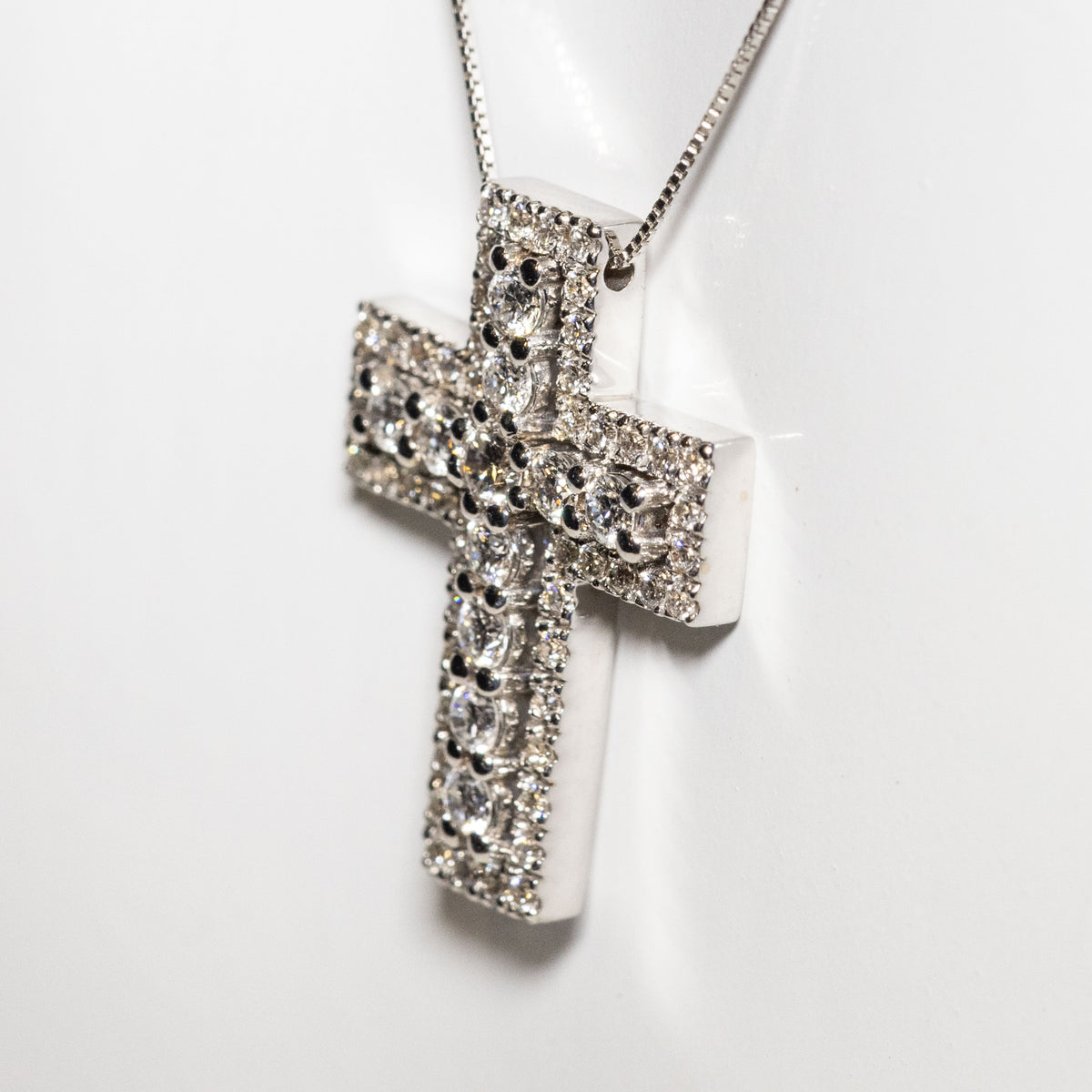 Collana con Croce in oro Bianco 18KT con diamanti rotondo brillanti