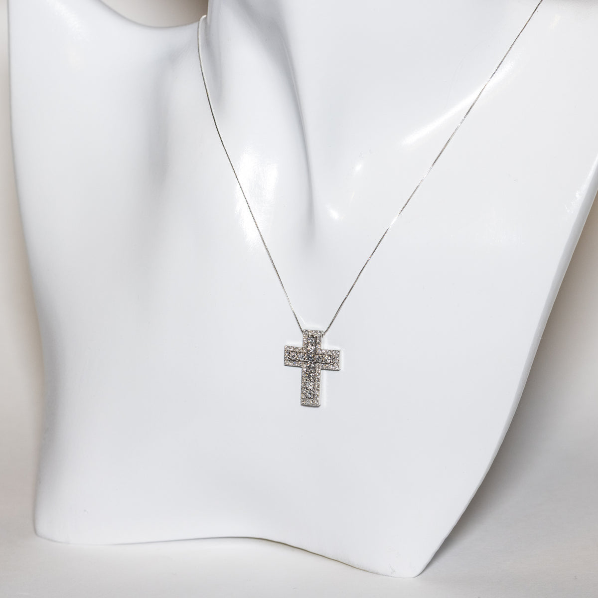Collana con Croce in oro Bianco 18KT con diamanti rotondo brillanti
