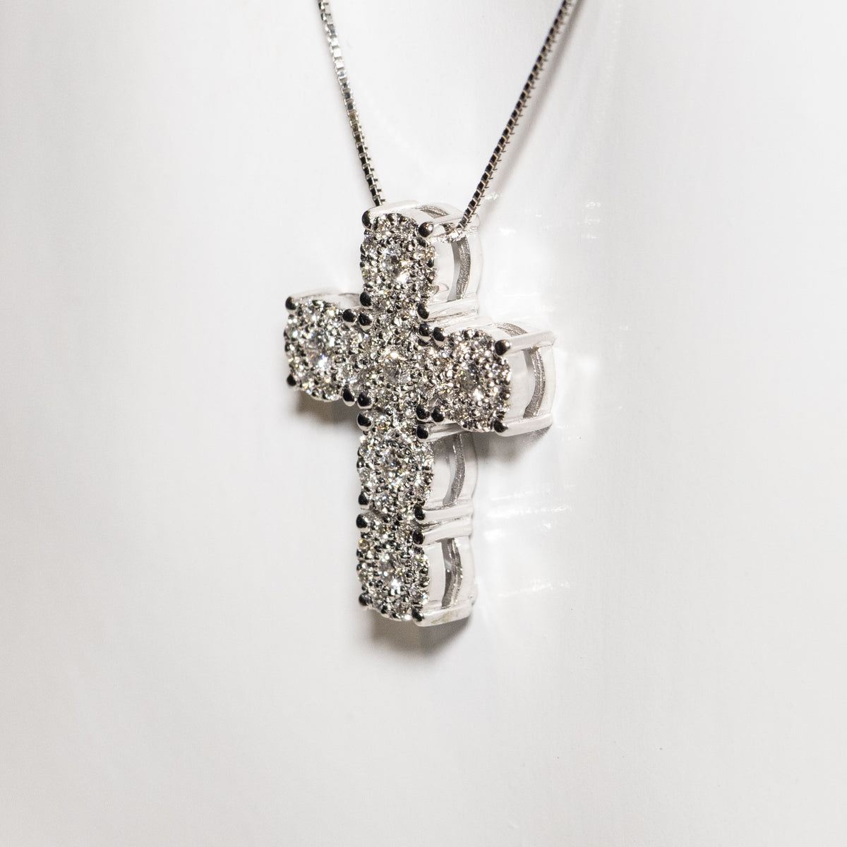 Collana con Croce in oro Bianco 18KT con diamanti rotondo brillanti
