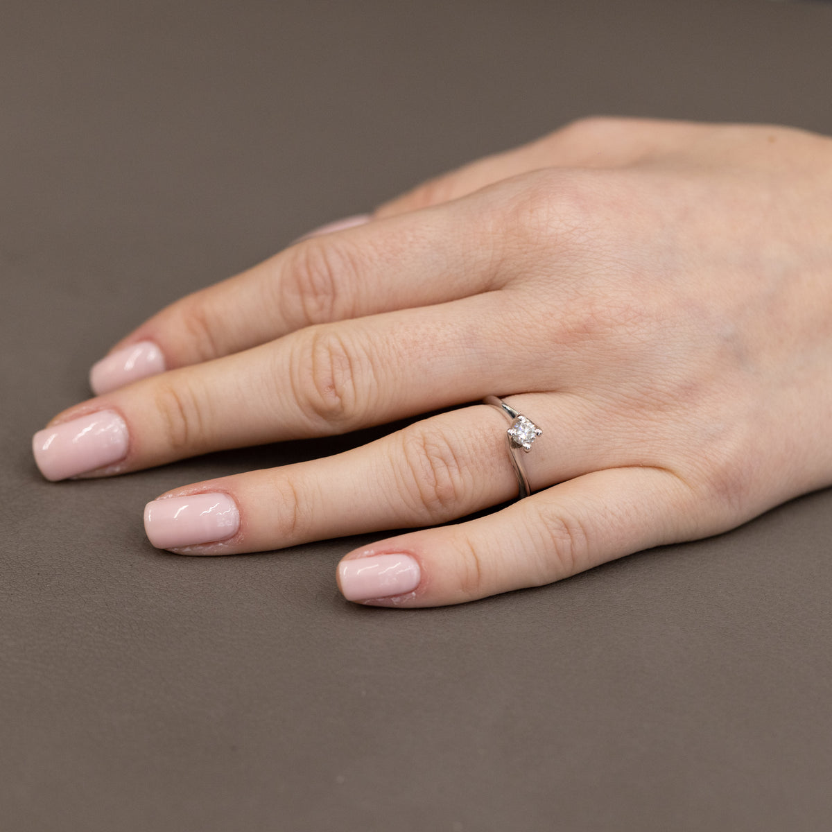 Anello solitario in oro bianco 18 kt e diamante taglio brillante