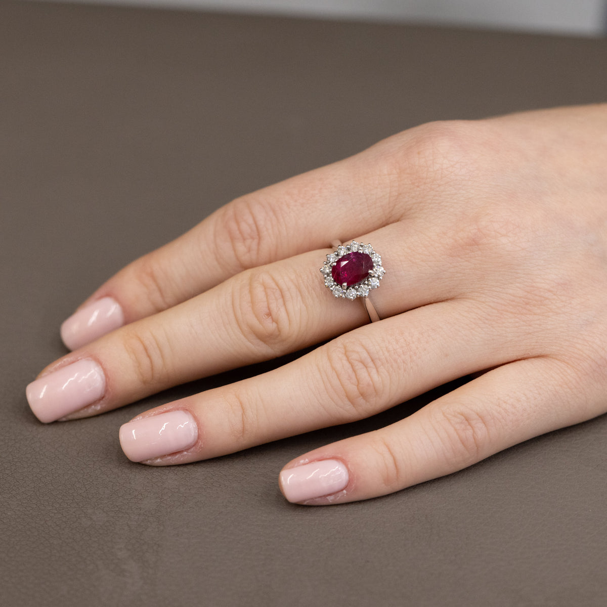 Anello Rubino Ovale e contorno Diamanti