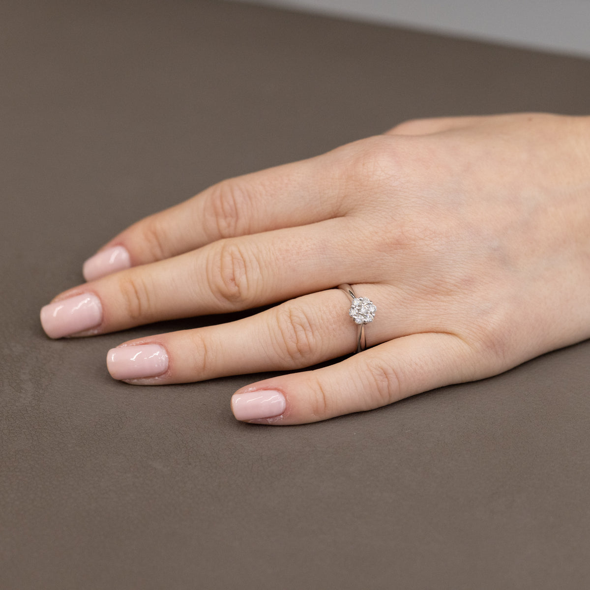 Anello Solitario In Oro Bianco 18Kt Con Fiore In Pavé Di Diamanti