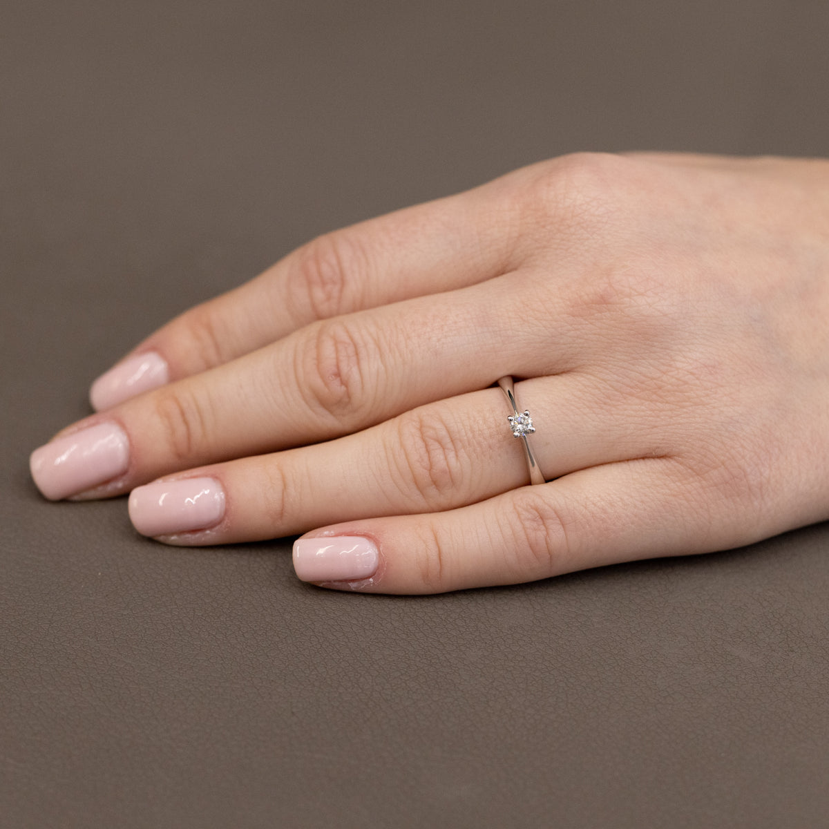 Anello Solitario in Oro Bianco 18kt con diamante F color da 0,21ct