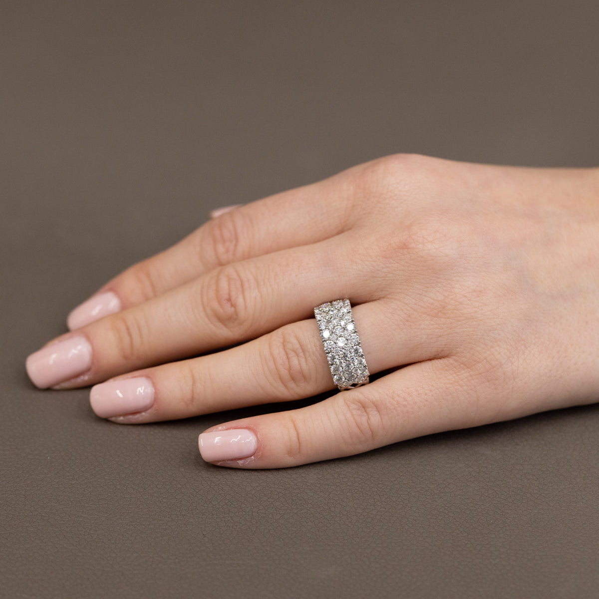 Anello Fascia in Oro Bianco 18KT e Diamanti da 2,45kt