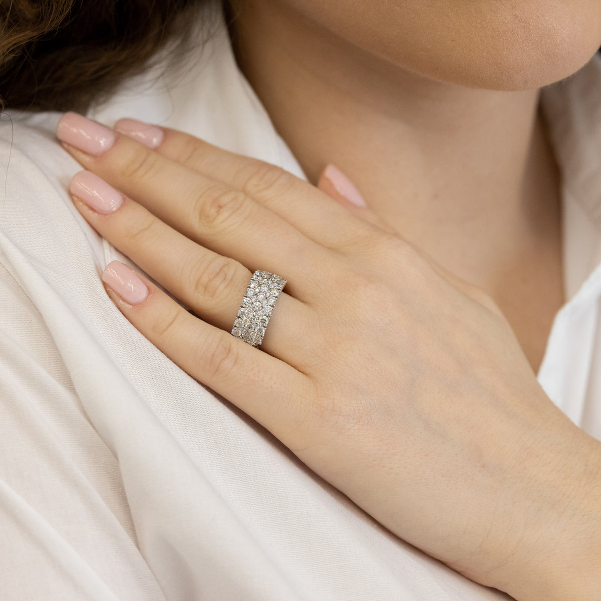 Anello Fascia in Oro Bianco 18KT e Diamanti da 2,45kt