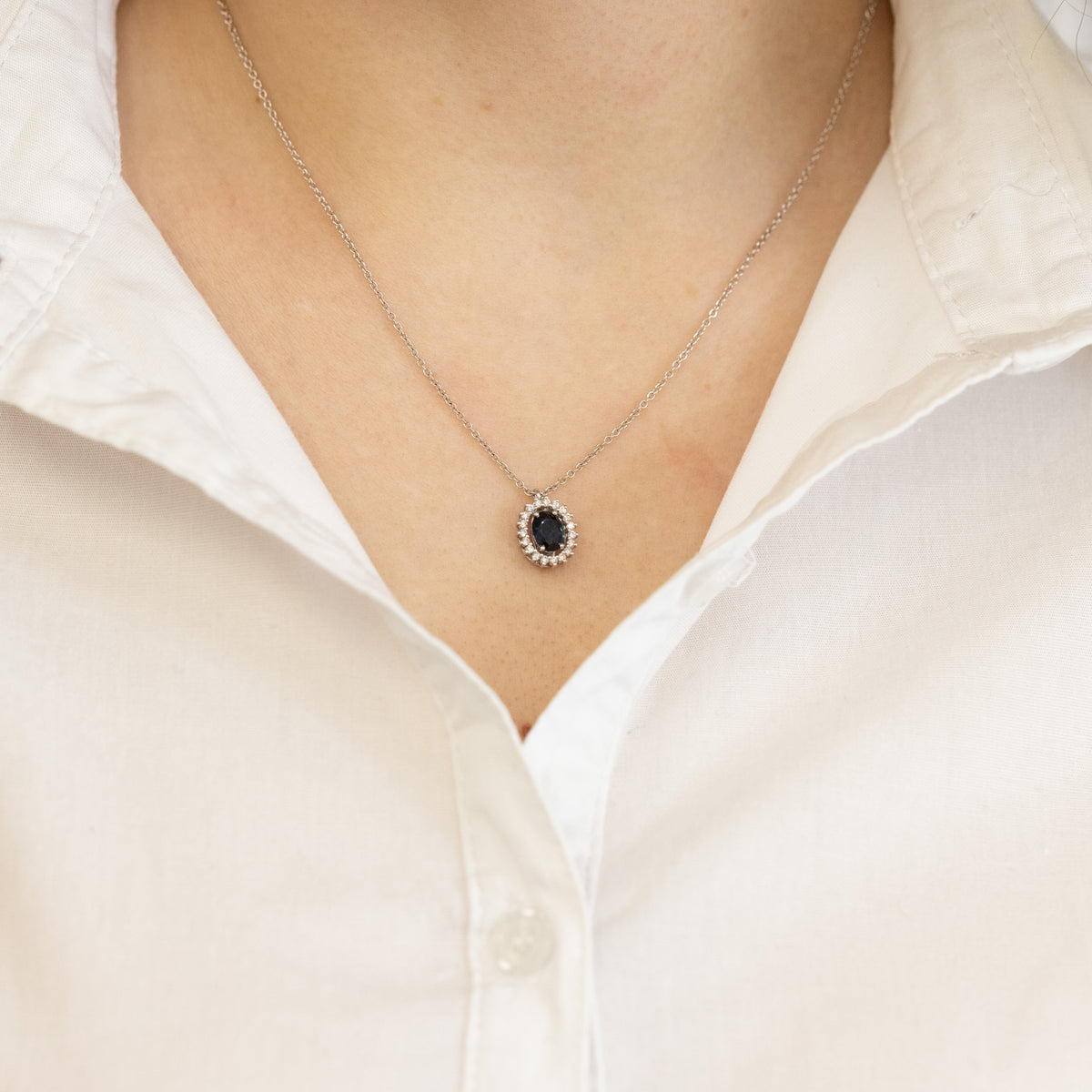 Central Sapphire Necklace Surrounded by Diamonds in 18kt White Gold