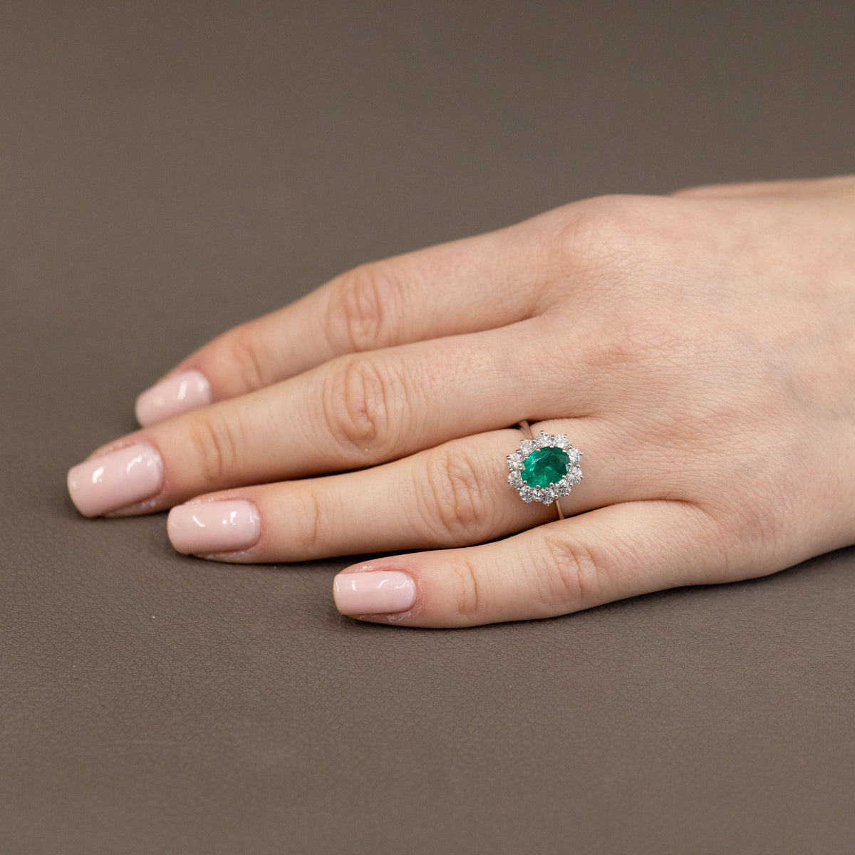 Anello in Oro Bianco 18KT con Smeraldo Ovale da 1,42kt contornato in diamanti da 1,15kt