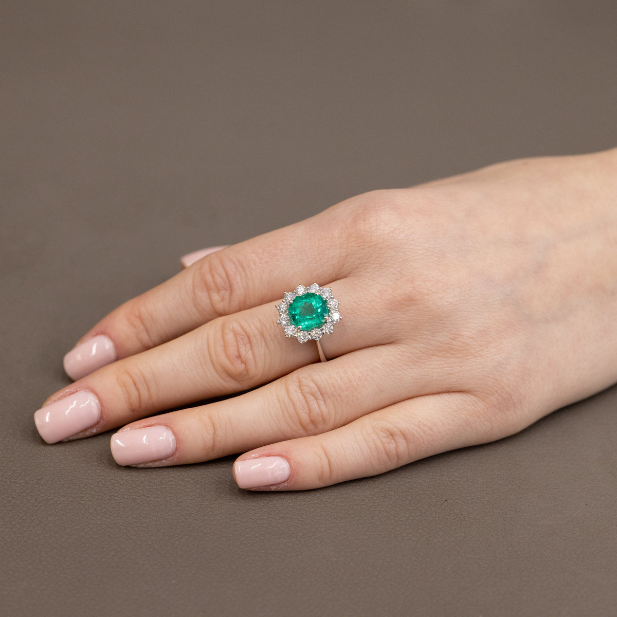 Anello in Oro Bianco 18KT con Smeraldo centrale da 3,53kt