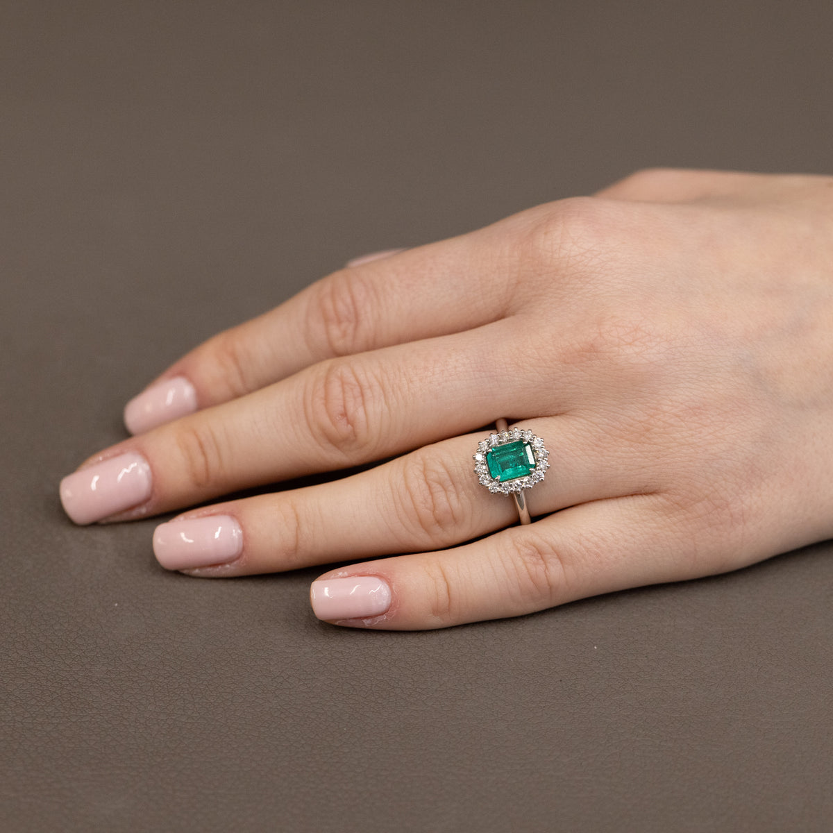 Anello In Oro Bianco 18 Kt Con Smeraldo Centrale E Giro Di Diamanti