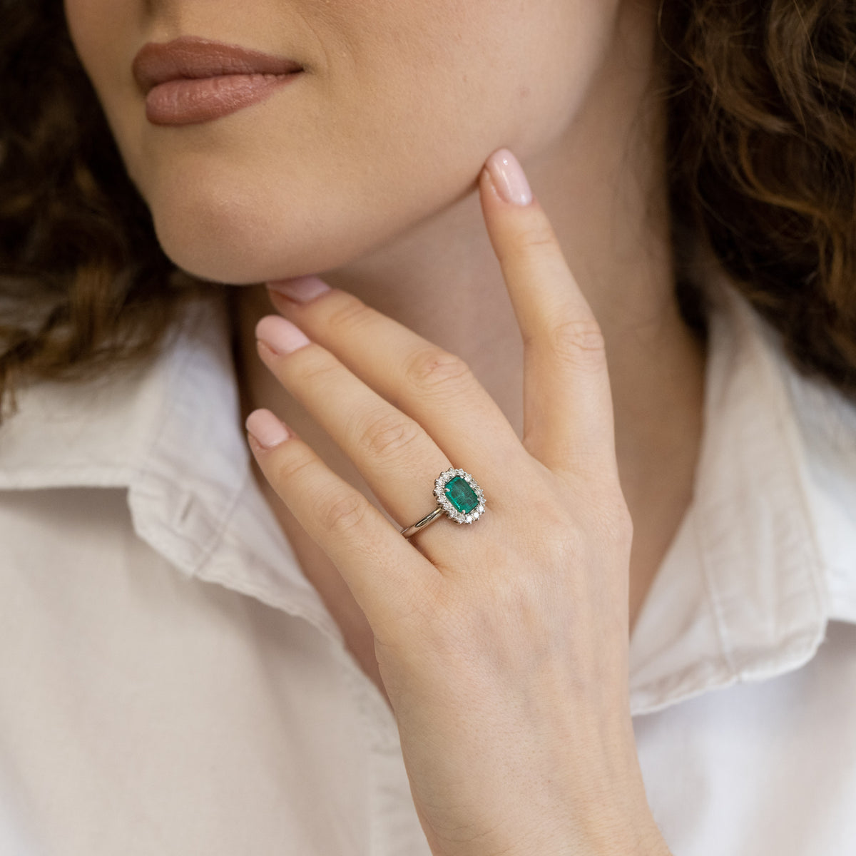 Anello In Oro Bianco 18 Kt Con Smeraldo Centrale E Giro Di Diamanti