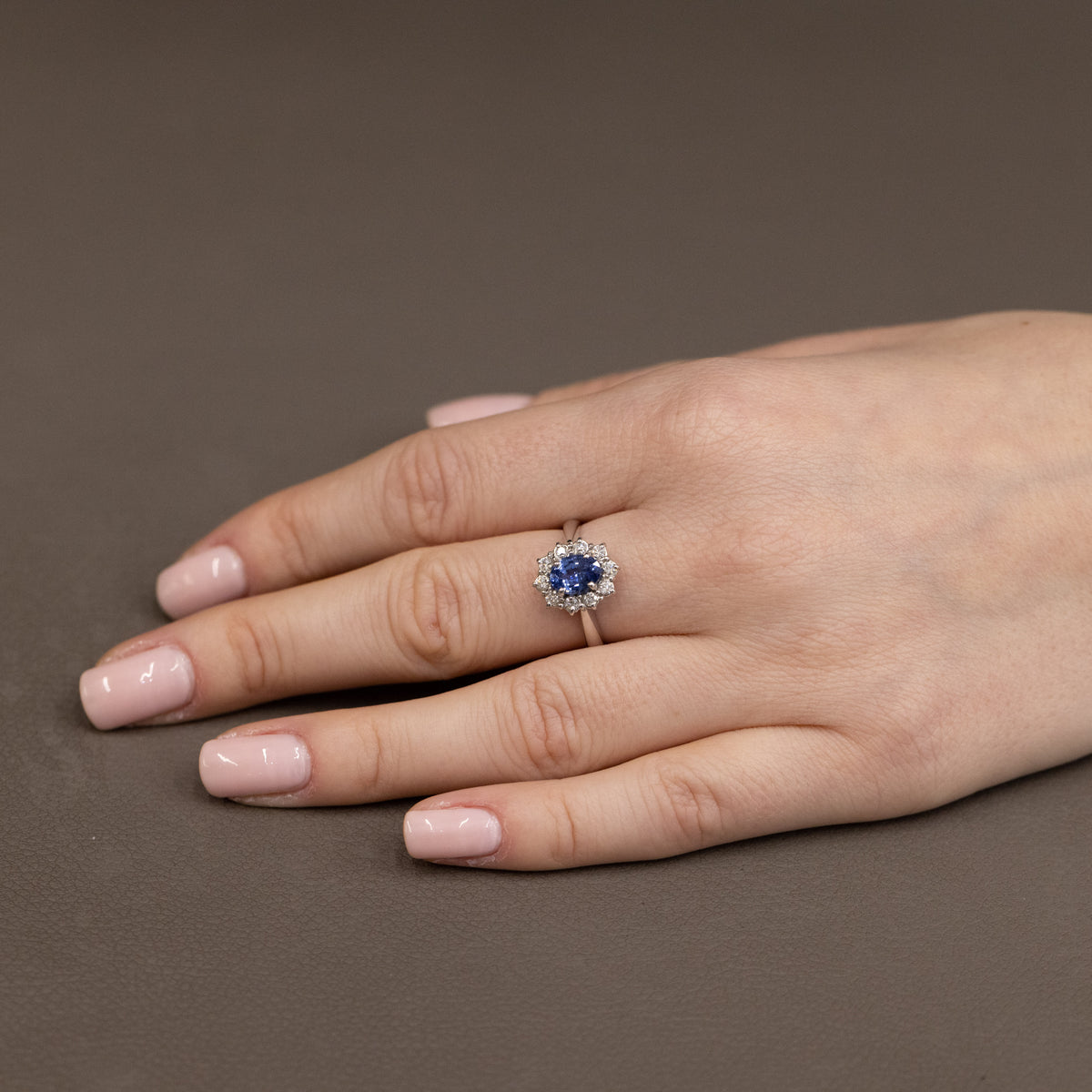 Anello in Oro 18KT con Zaffiro e contorno Diamanti