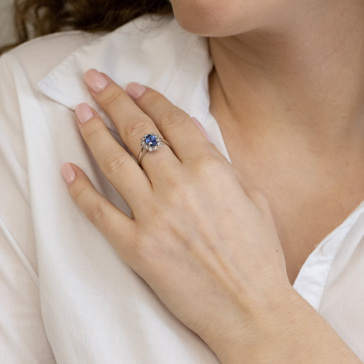 Anello in Oro 18KT con Zaffiro e contorno Diamanti