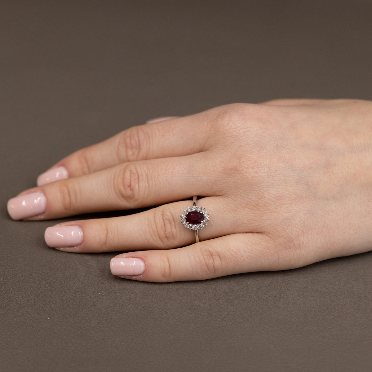 Anello In Oro Bianco 18 Kt Con Rubino Centrale E Giro Di Diamanti