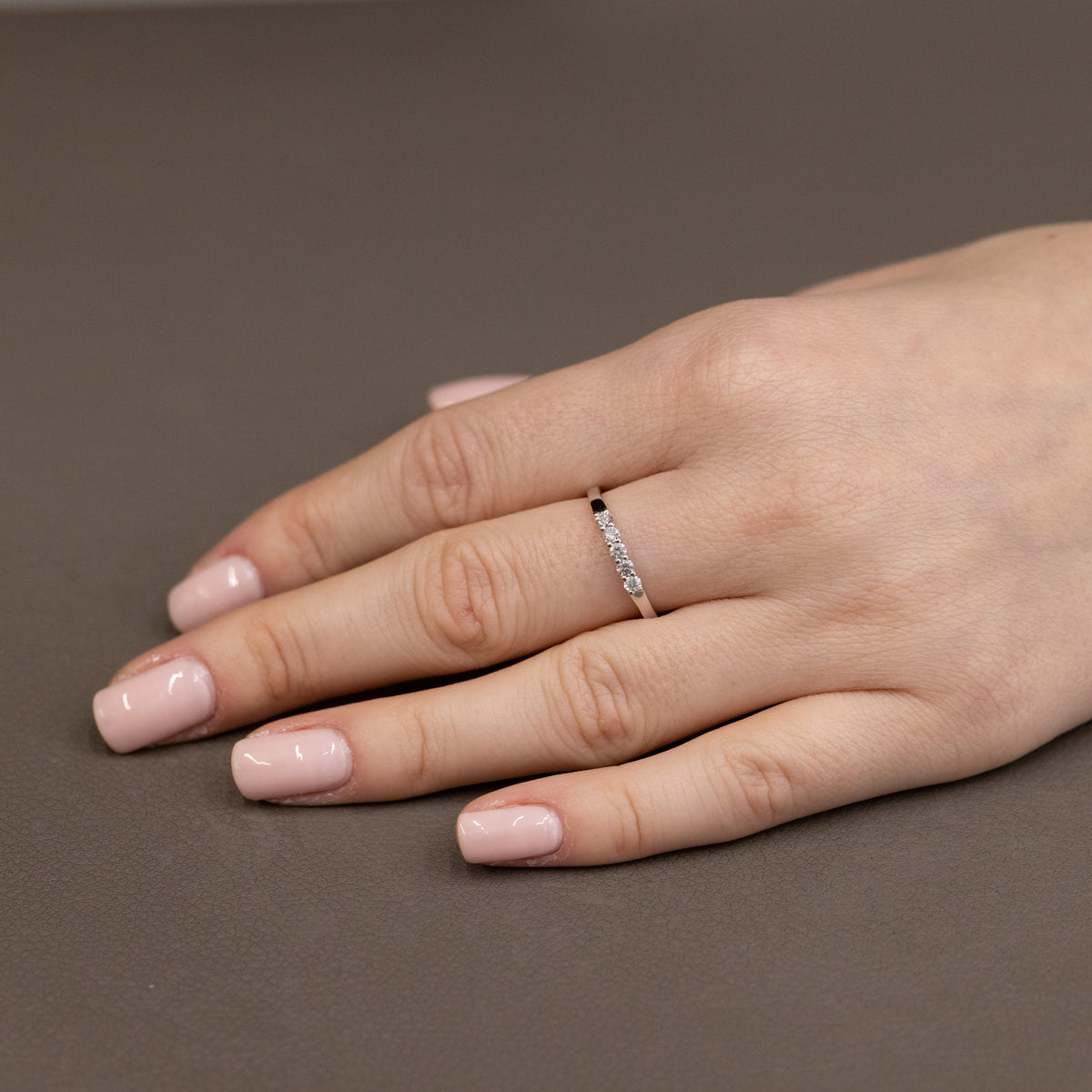 Anello Veretta 5 Pietre In Oro Bianco 18 Kt Con Diamanti