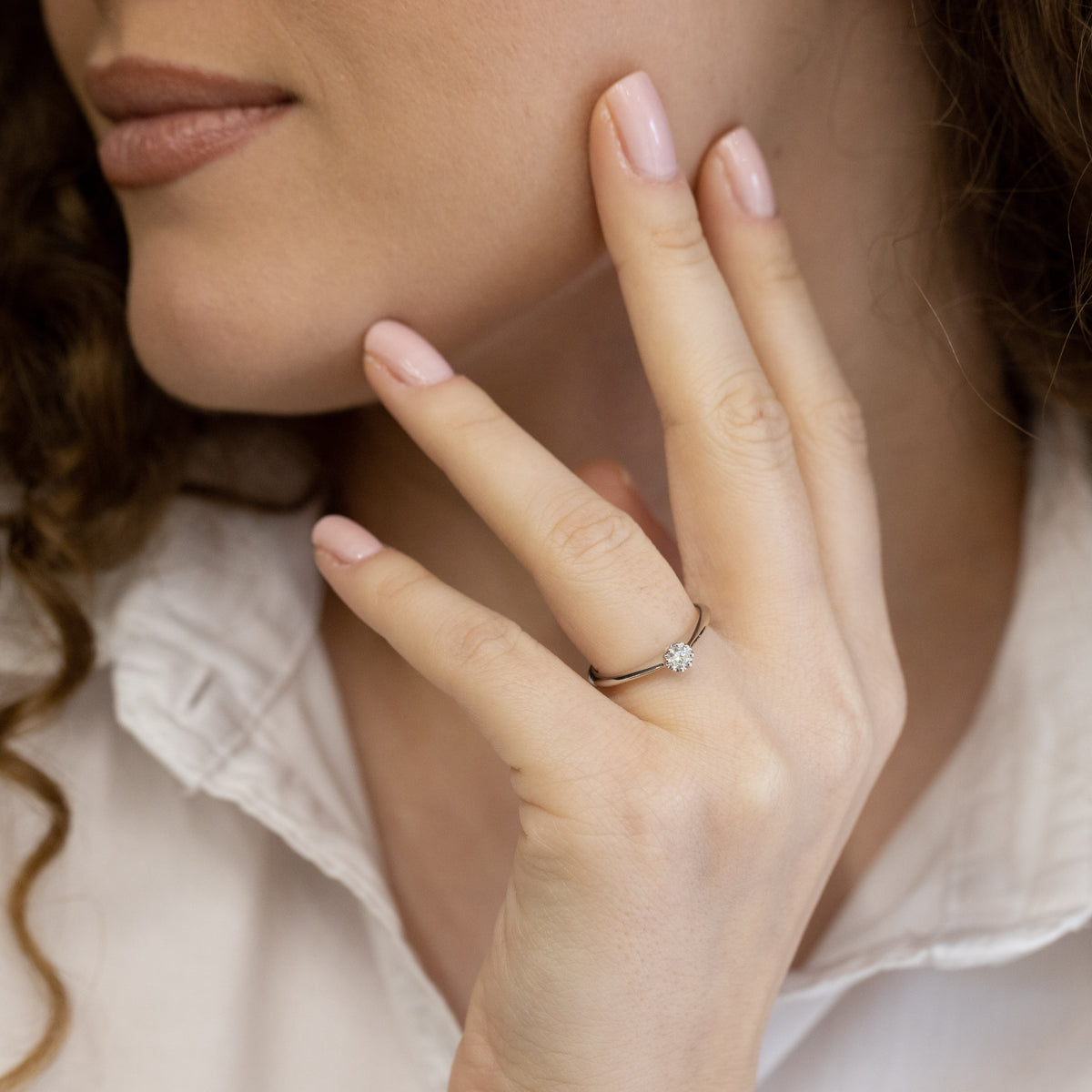 Anello solitario in oro bianco 18 kt e diamante taglio brillante