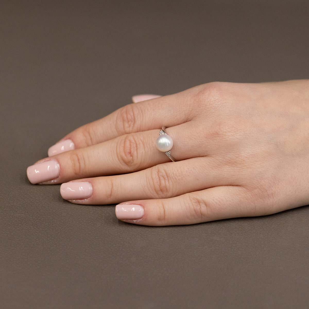 Anello In Oro Bianco 18 Kt Con Perla Fresh Water E Diamanti