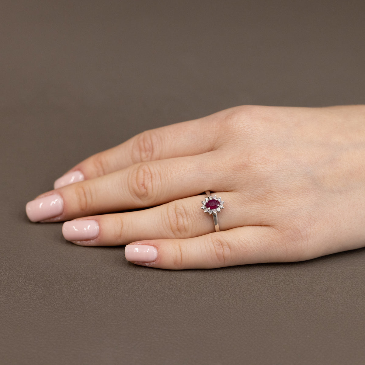 Anello In Oro Bianco Con Rubino Centrale E Giro Di Diamanti