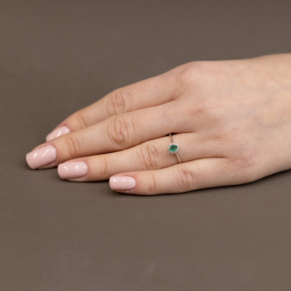 Anello In Oro Bianco 18 Kt Con Smeraldo E Giro Di Diamanti