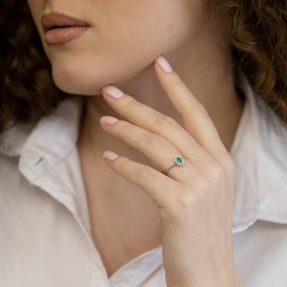 Anello In Oro Bianco 18 Kt Con Smeraldo E Giro Di Diamanti