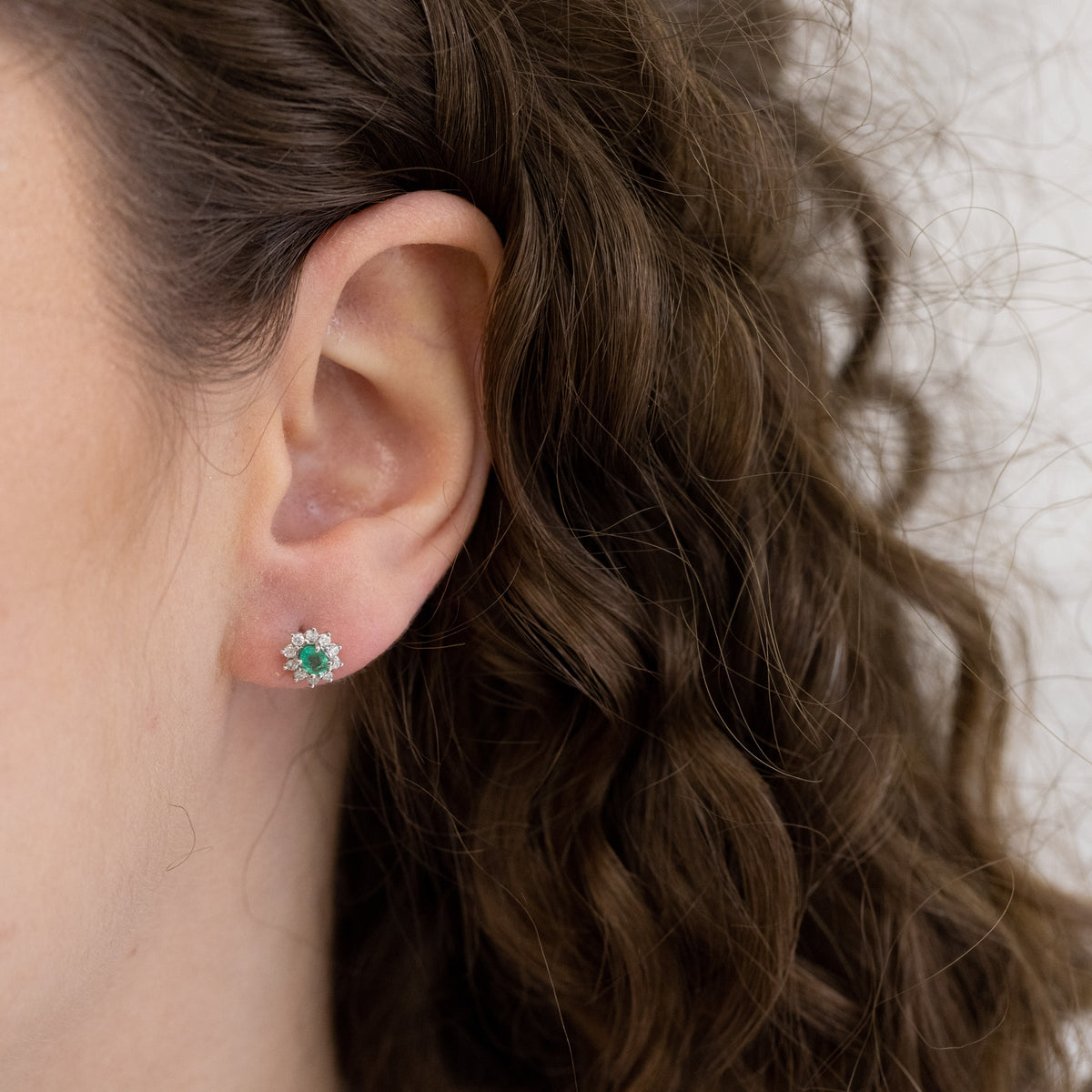 Orecchini In Oro Bianco 18 Kt Con Smeraldi E Giro Di Diamanti