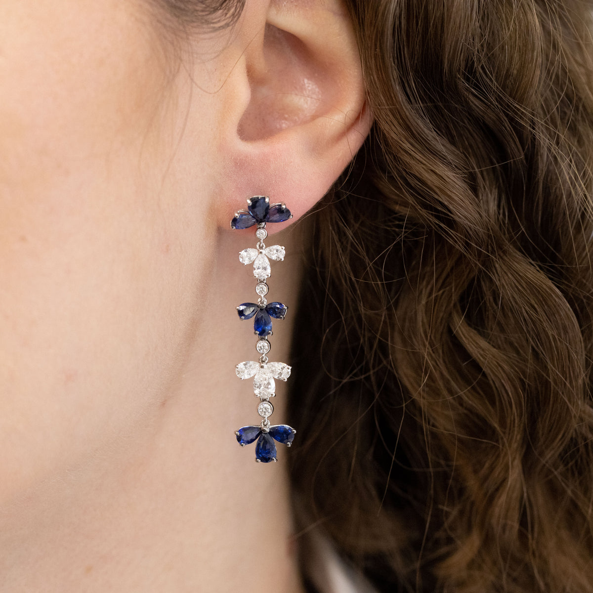 Orecchini in oro bianco 18 kt con diamanti da 2,38 kt e zaffiri da 5,94 kt