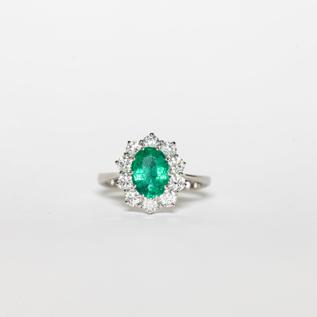 Anello in Oro Bianco 18KT con Smeraldo Ovale da 1,42kt contornato in diamanti da 1,15kt
