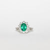 Anello in Oro Bianco 18KT con Smeraldo Ovale da 1,42kt contornato in diamanti da 1,15kt
