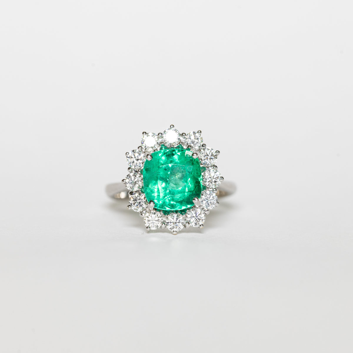Anello in Oro Bianco 18KT con Smeraldo centrale da 3,53kt