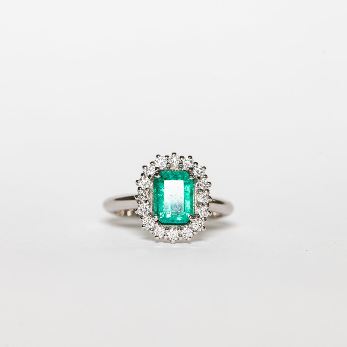 Anello In Oro Bianco 18 Kt Con Smeraldo Centrale E Giro Di Diamanti