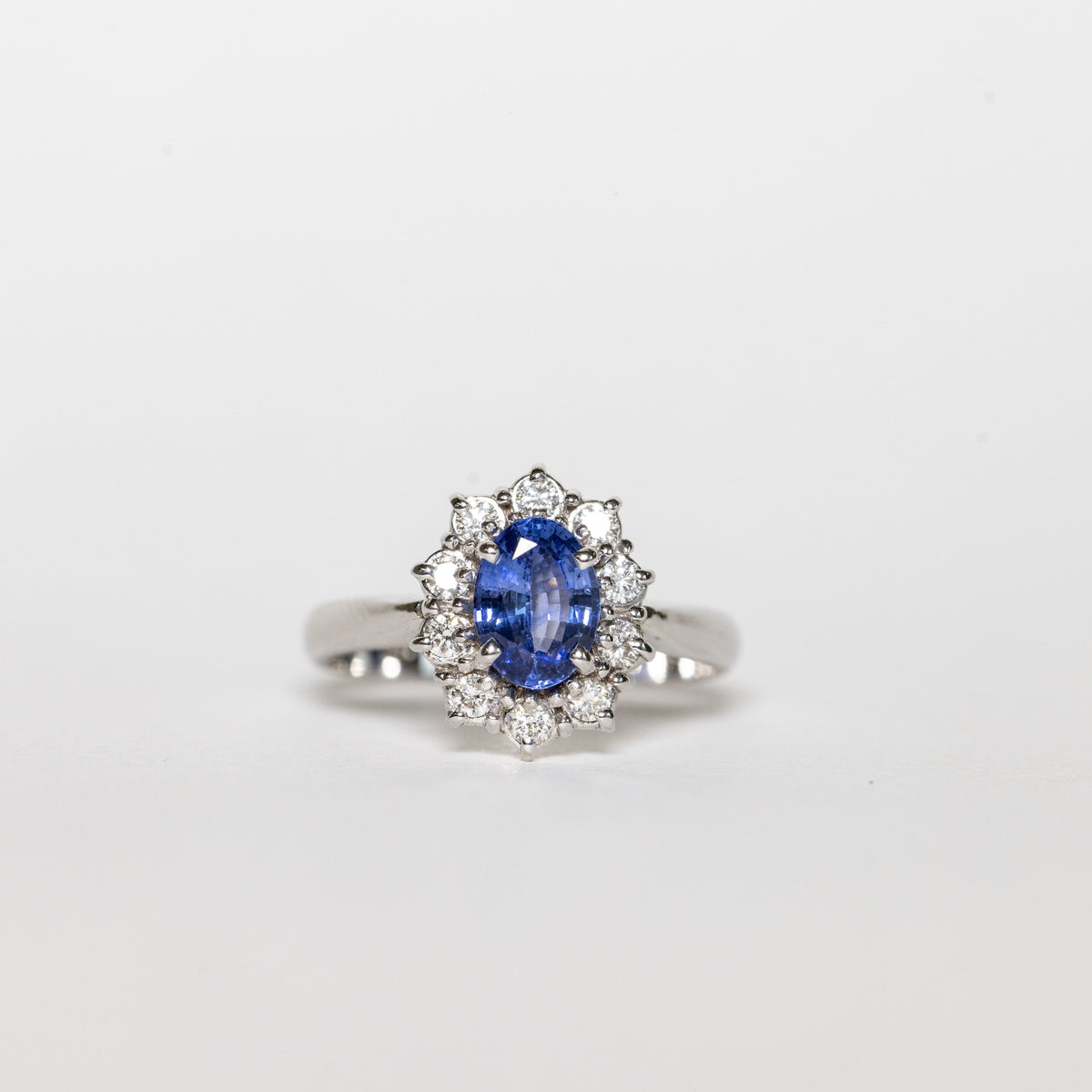 Anello in Oro 18KT con Zaffiro e contorno Diamanti