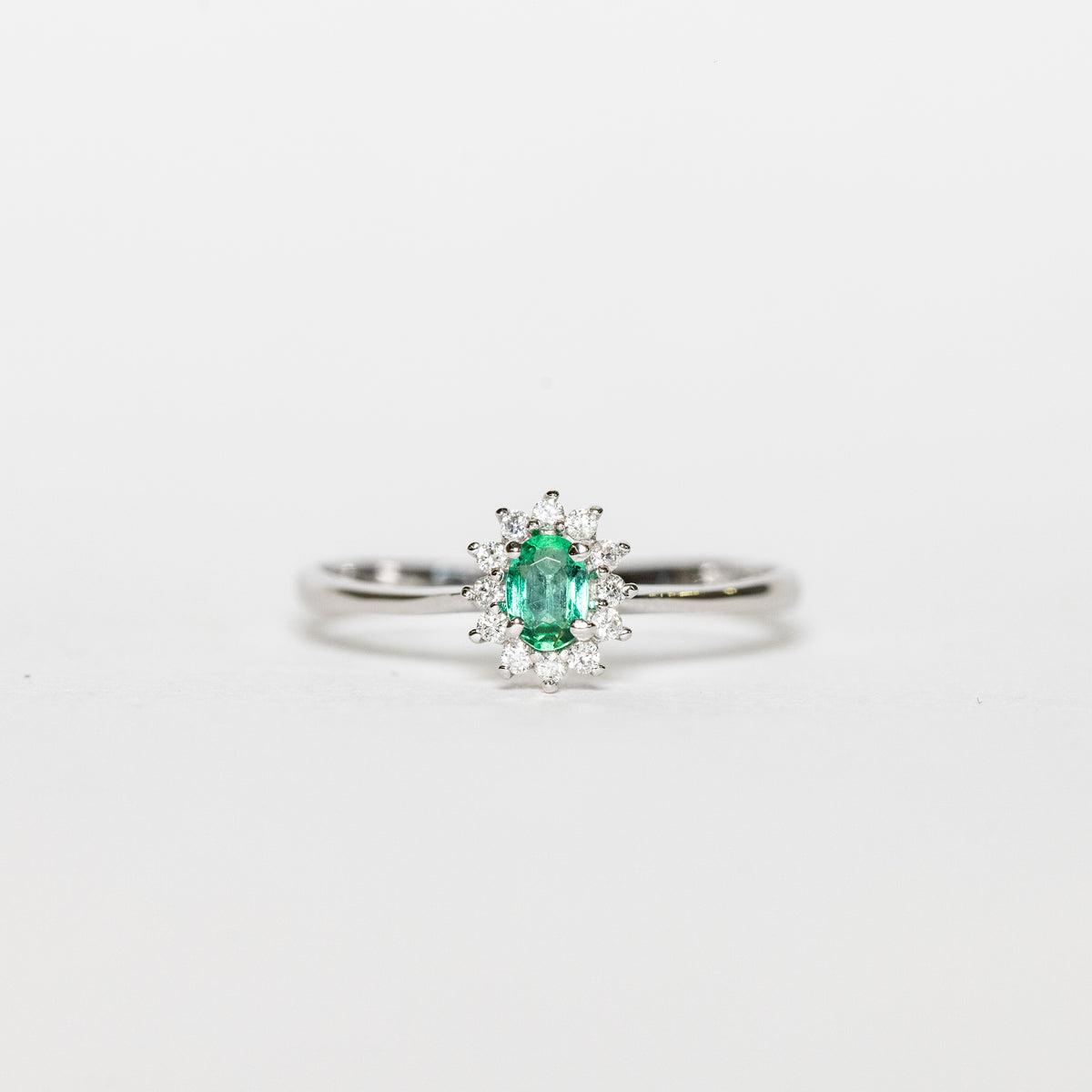 Anello In Oro Bianco 18 Kt Con Smeraldo E Giro Di Diamanti