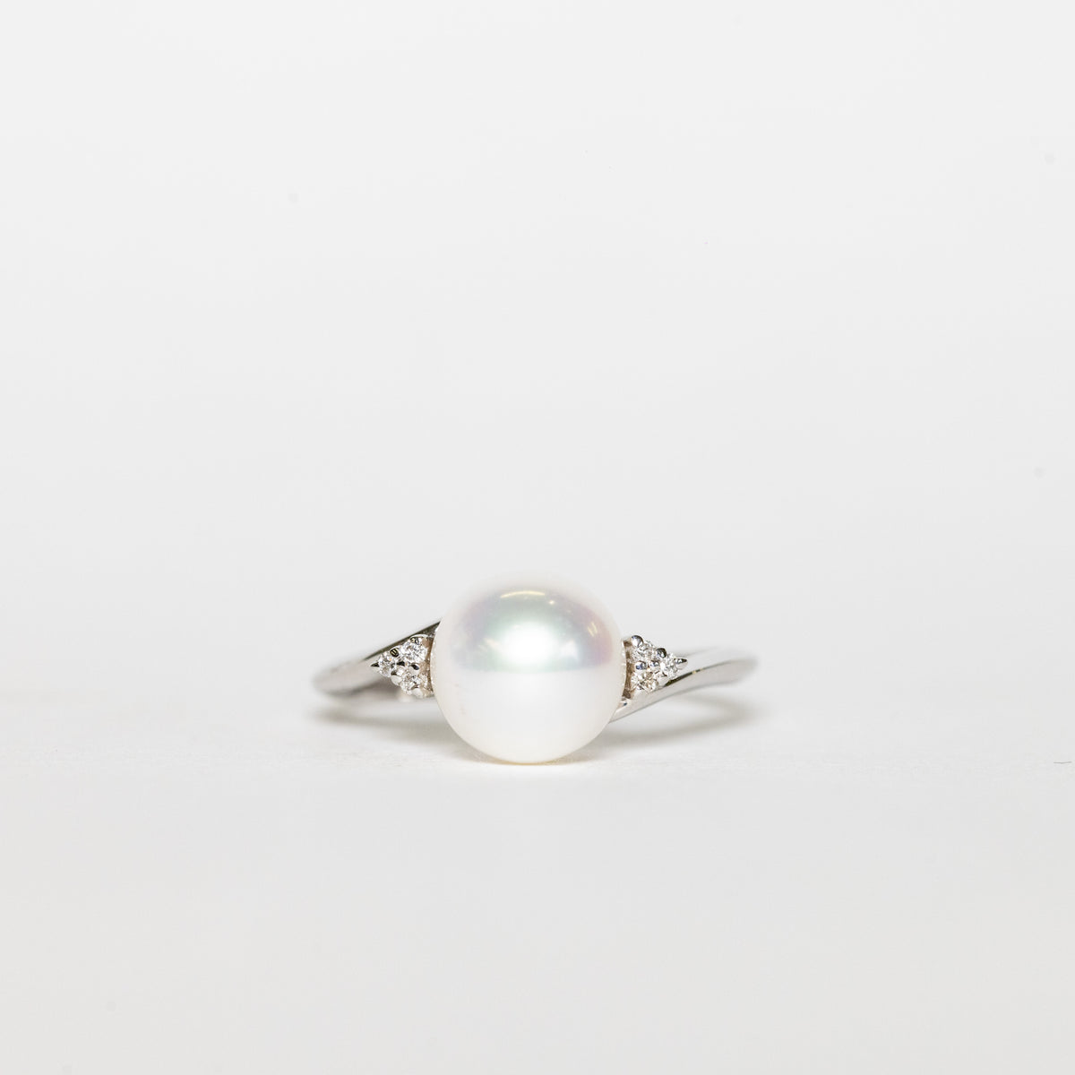 Anello In Oro Bianco 18 Kt Con Perla Fresh Water E Diamanti