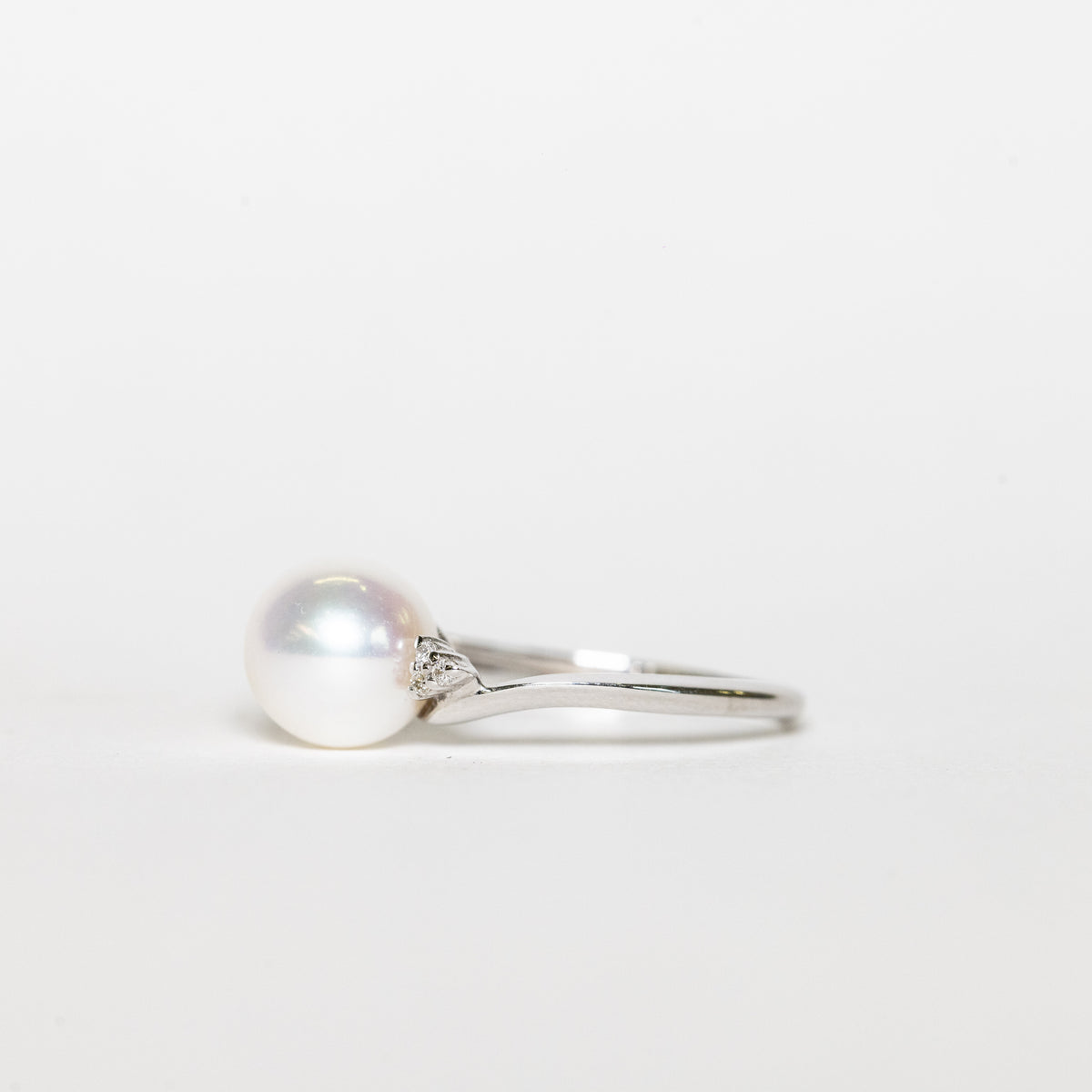 Anello In Oro Bianco 18 Kt Con Perla Fresh Water E Diamanti