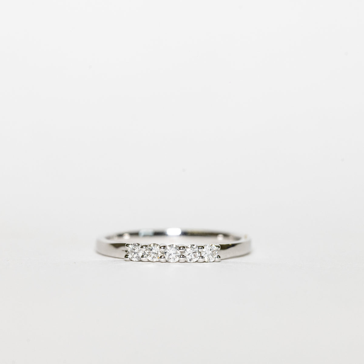 Anello Veretta 5 Pietre In Oro Bianco 18 Kt Con Diamanti