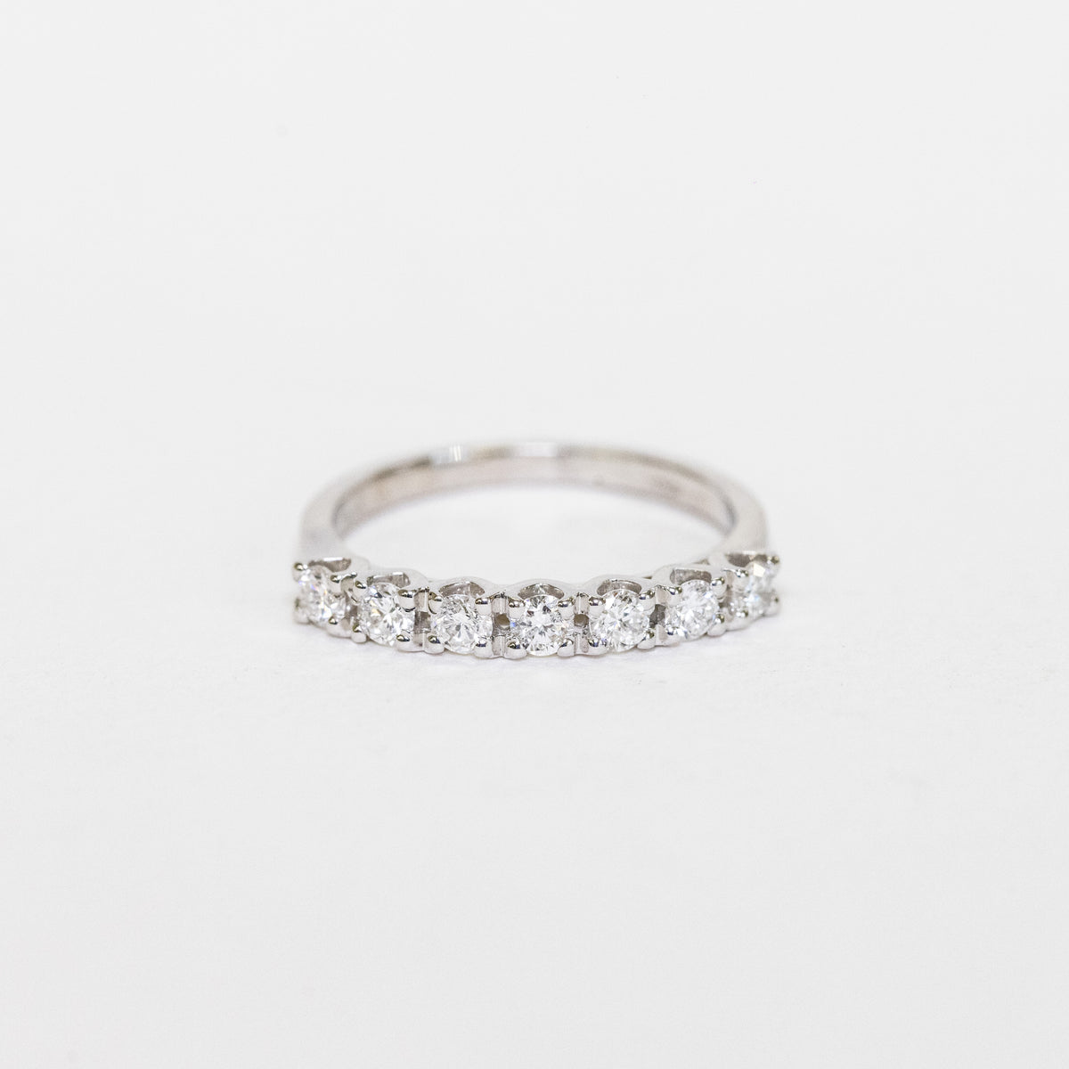 Anello Veretta A 7 Pietre In Oro Bianco 18 Kt E Diamanti