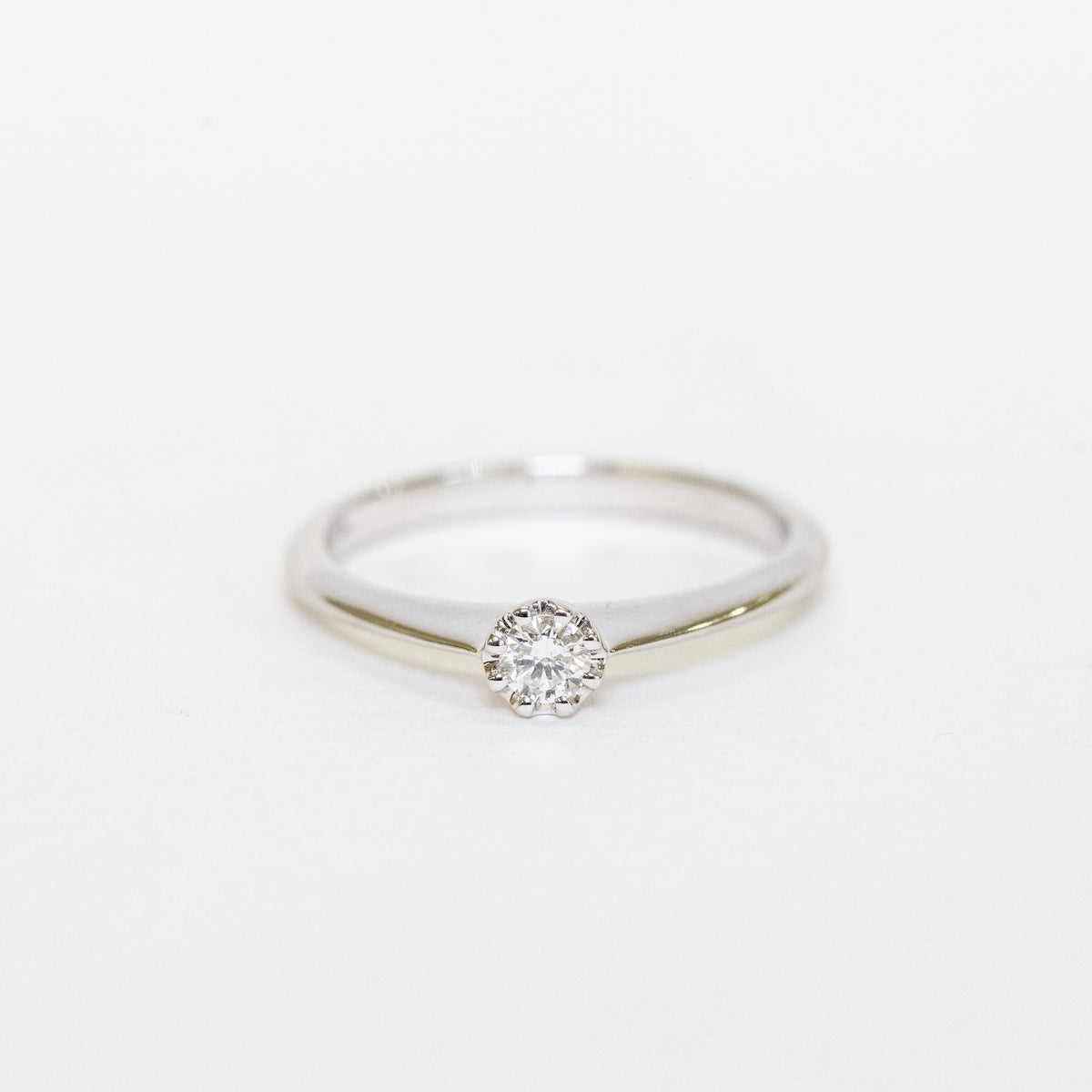 Anello solitario in oro bianco 18 kt e diamante taglio brillante