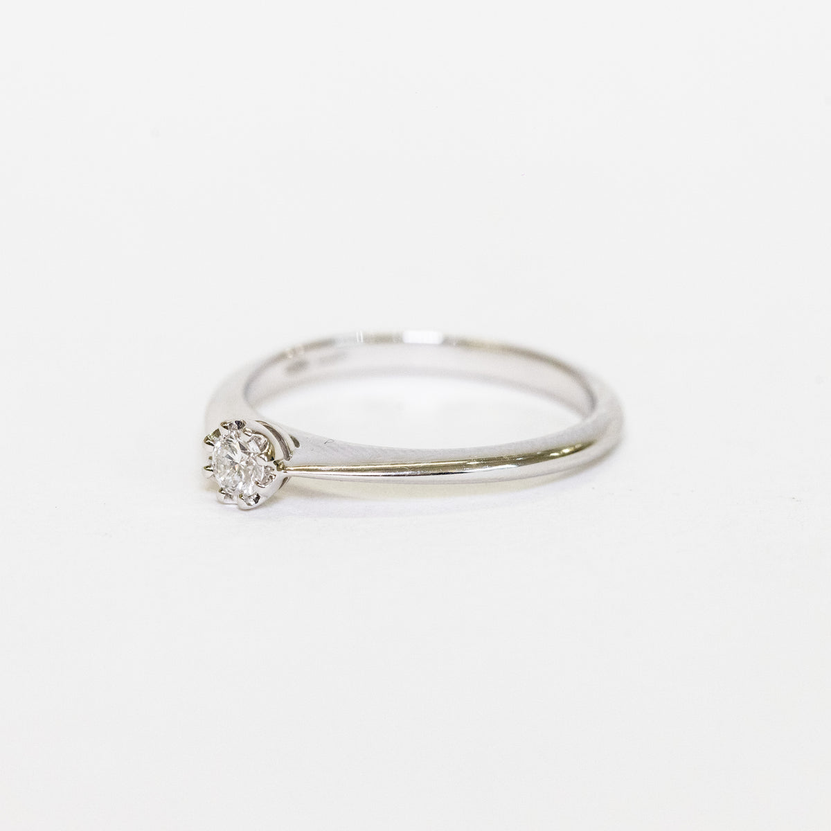 Anello solitario in oro bianco 18 kt e diamante taglio brillante