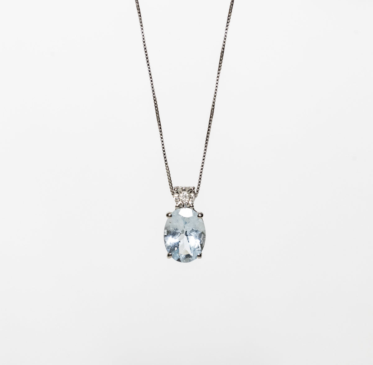 Collana in Oro Bianco 18 KT con AcquaMarina Taglio Ovale e Diamante Rotondo Brillante