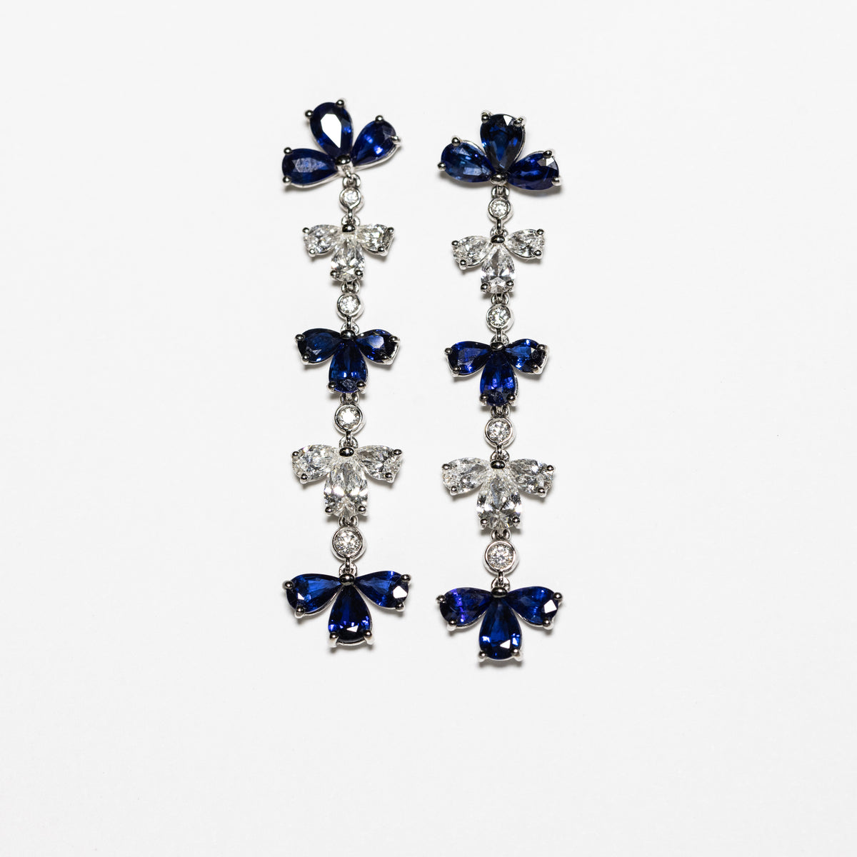 Orecchini in oro bianco 18 kt con diamanti da 2,38 kt e zaffiri da 5,94 kt