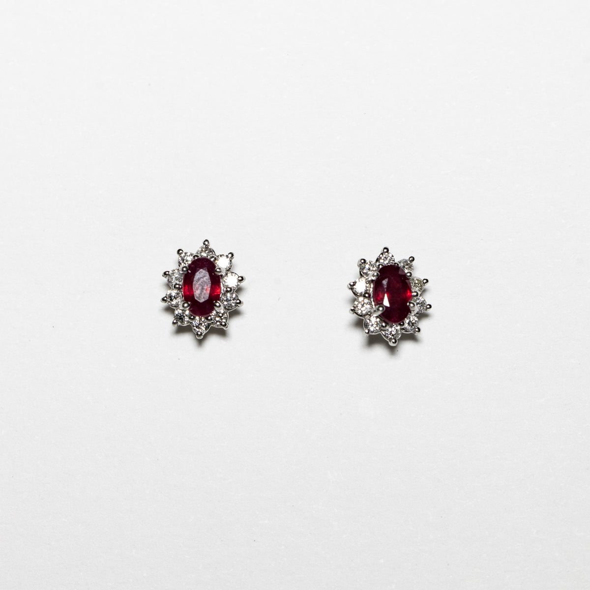 Orecchini In Oro Bianco 18 Kt Con Rubini E Diamanti