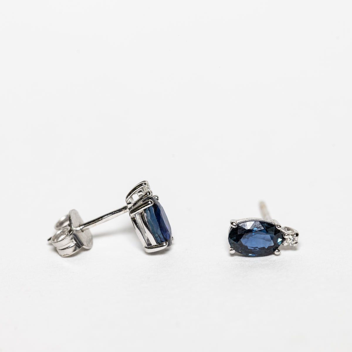 Orecchini In Oro Bianco 18 Kt Con Zaffiri E Diamanti