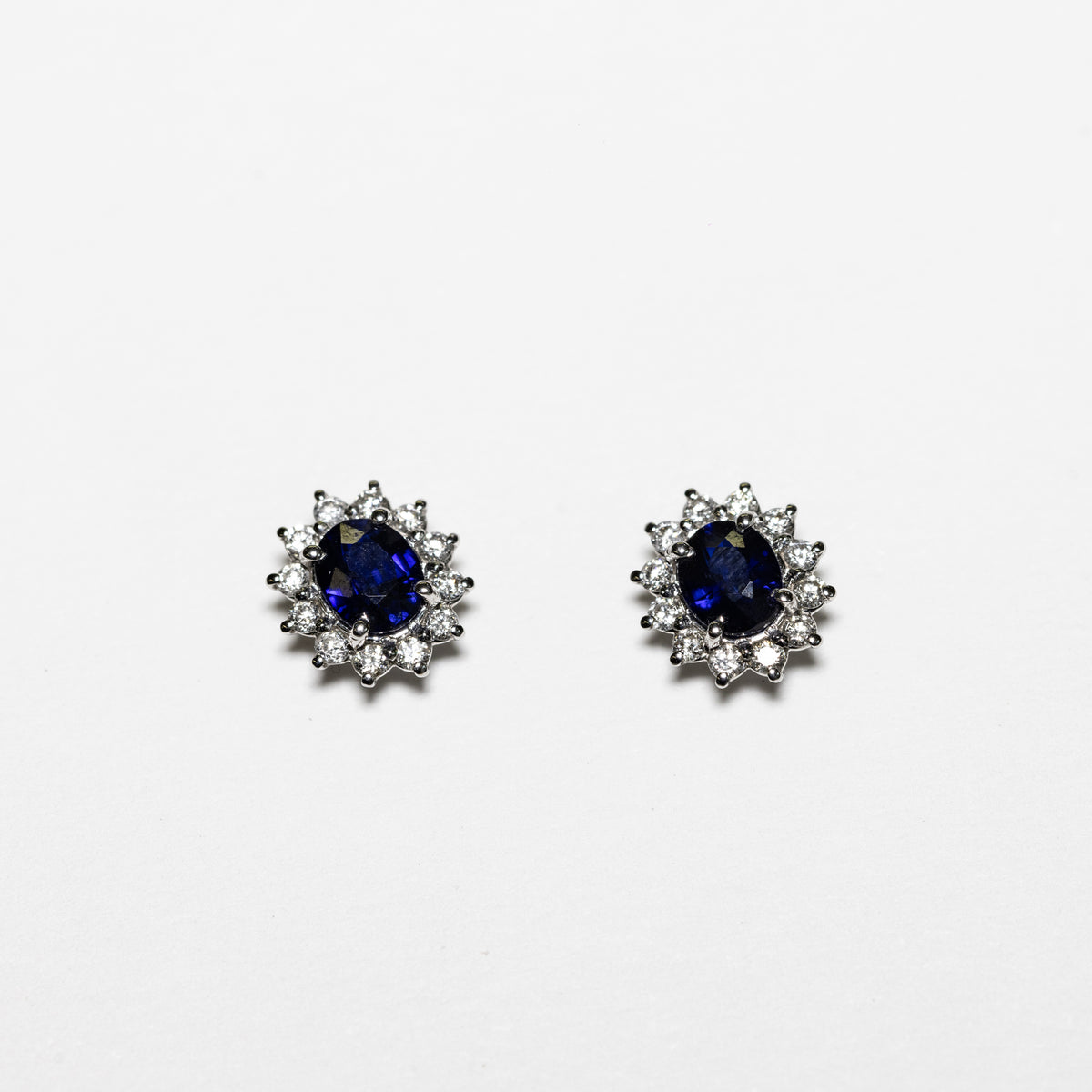 Orecchini In Oro Bianco 18 Kt Con Zaffiri E Giro Di Diamanti
