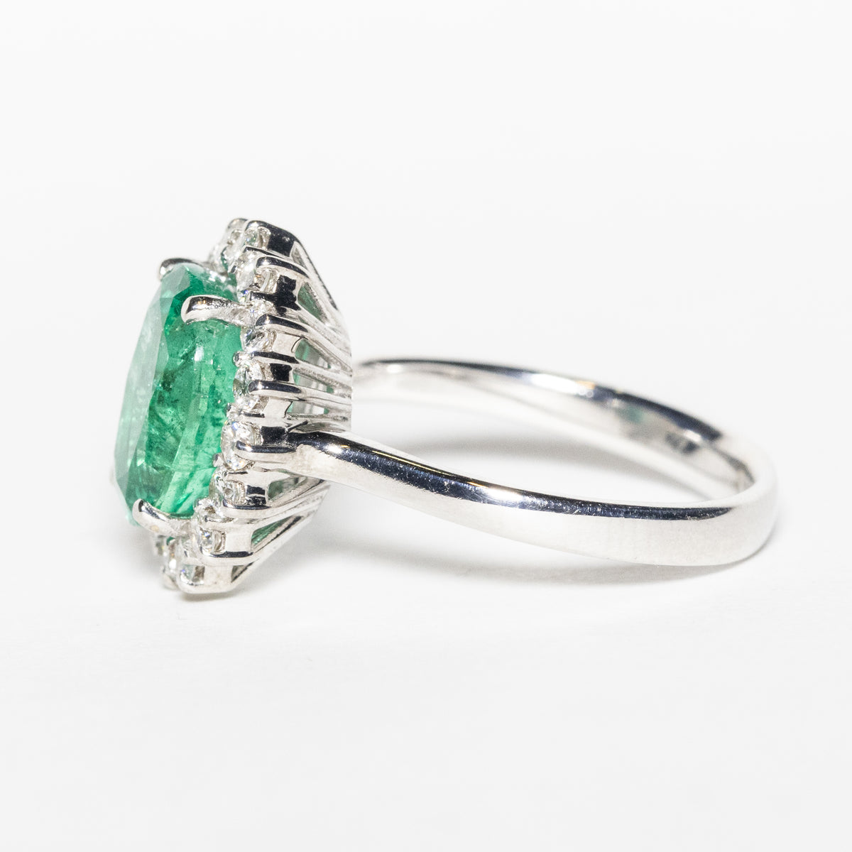 Anello in Oro Bianco 18KT con Smeraldo Ovale da 2,11 ct e contorno in Diamanti