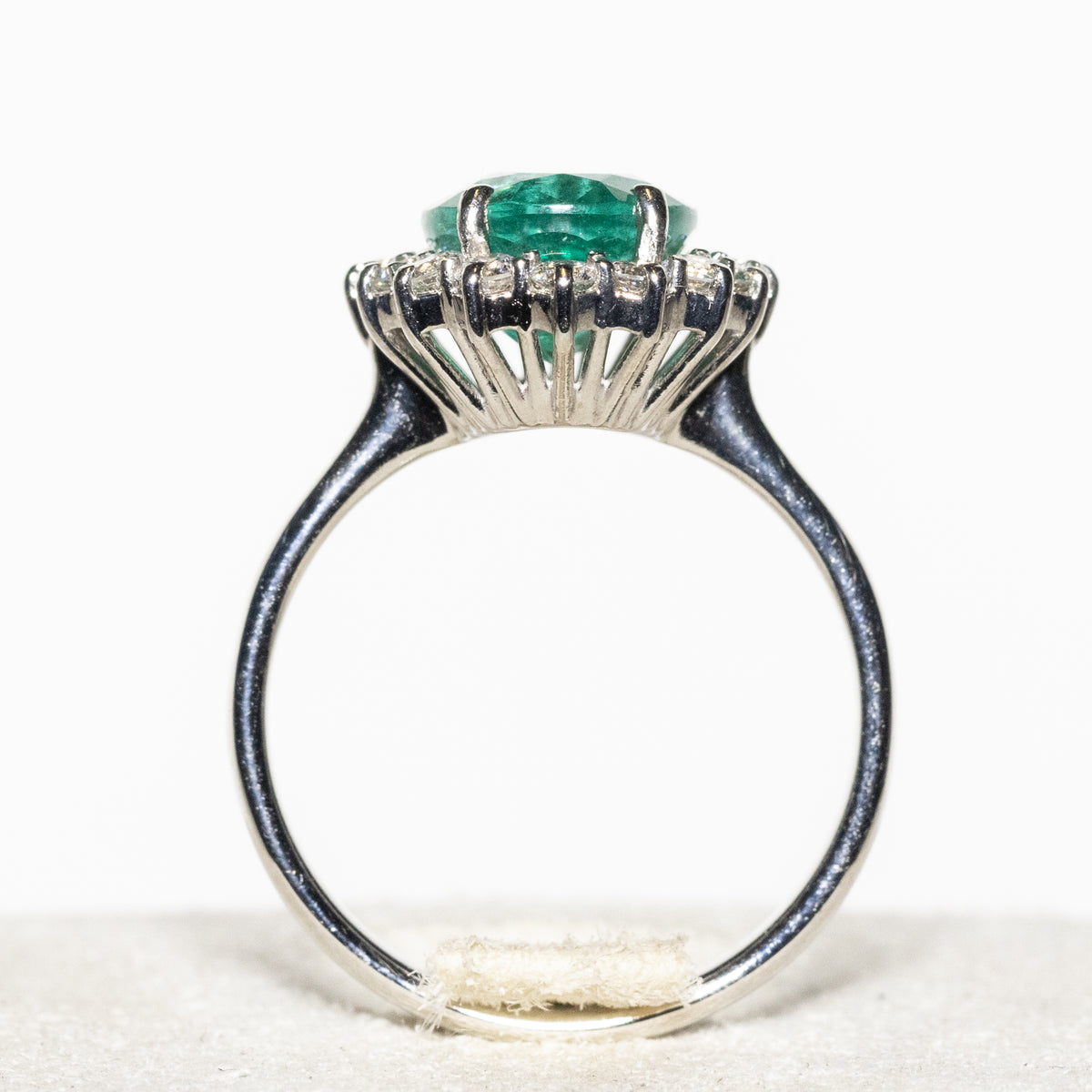 Anello in Oro Bianco 18KT con Smeraldo Ovale da 2,11 ct e contorno in Diamanti