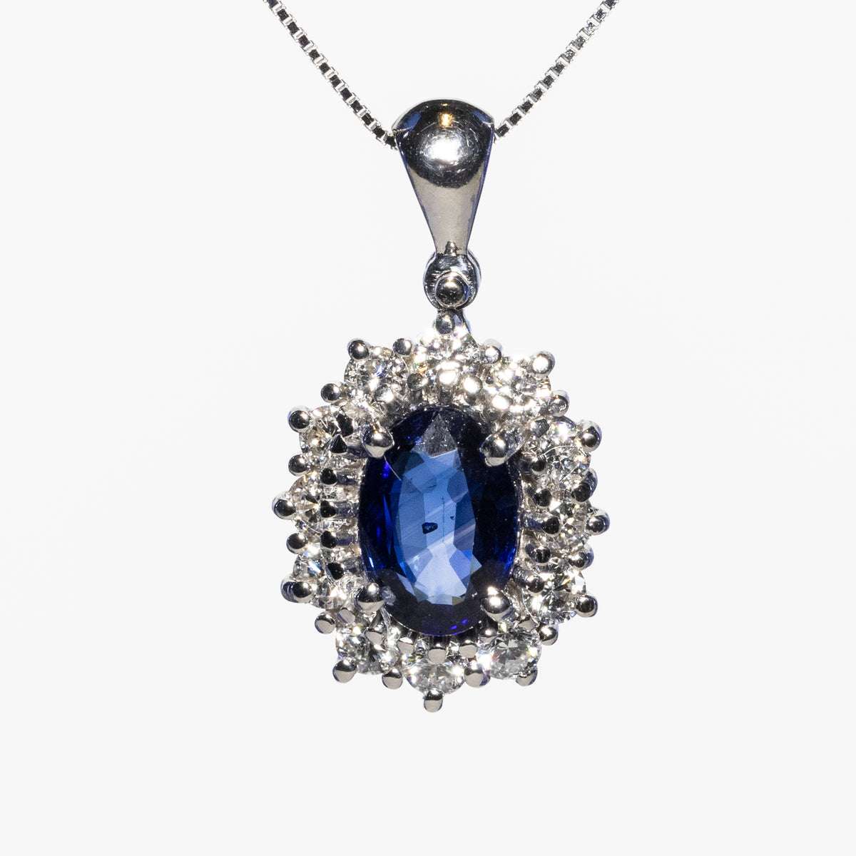 Collana con Ciondolo in Oro Bianco 18KT con Zaffiro Ovale e contorno in Diamanti