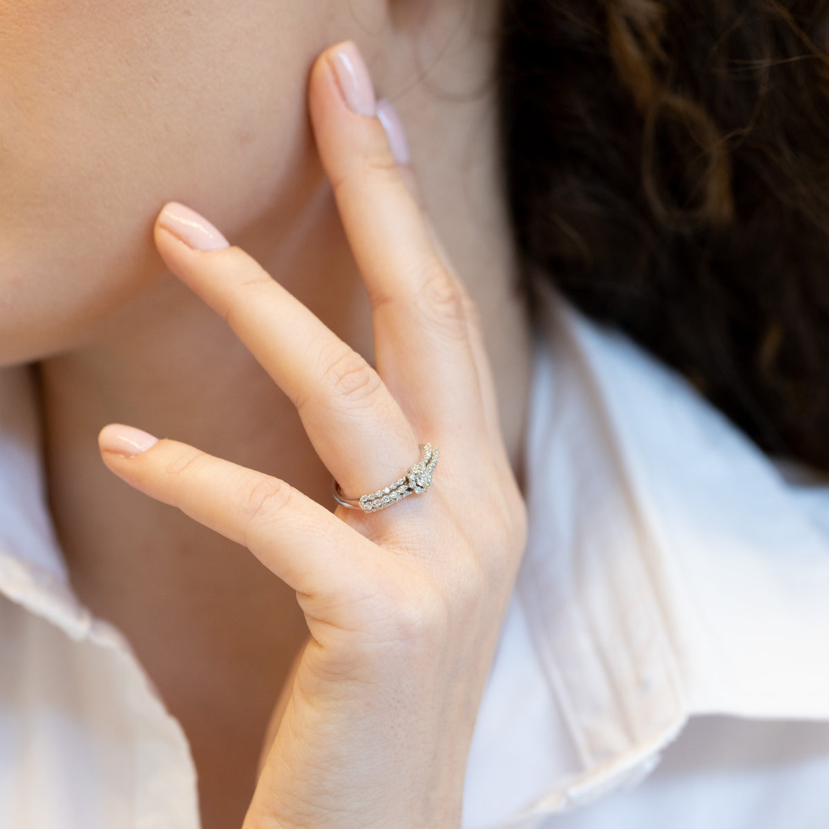 18KT GOLD DIAMOND BAND RING WITH CENTRAL DIAMOND TOTAL CARAT 0.57 CT