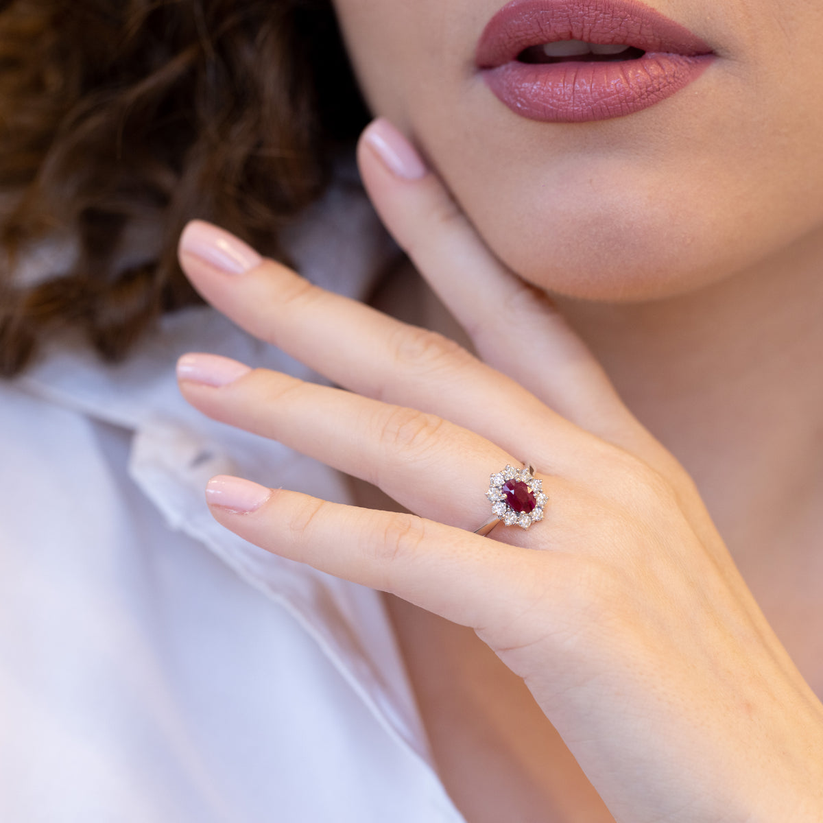 Anello in Oro Bianco 18kt  con Rubino Forma Ovale e Contorno in Diamanti